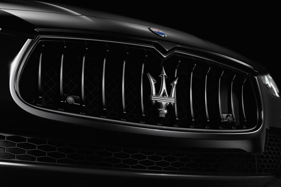 Логотип Maserati Ghibli Nerissimo 2017 года  (NA) (фото 2 из 6)